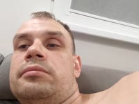 Esu tavo atviro proto, pasitikintis savimi vyras, žinantis, kaip perimti kontrolę – arba paleisti, jei to trokšti. Nesvarbu, ar nori lėto erzinimo, vaidmenų žaidimo, nešvankių pokalbių ar privačių fantazijos sesijų – aš čia dėl visko. Man patinka grupinis veiksmas, seksualūs internetinių kamerų žaidimai, erotiniai erotiniai žaidimai, žaisliukai ir visa kita, kas tave varo iš proto. Nesmerkiu – tiesiog mėgaujuosi.