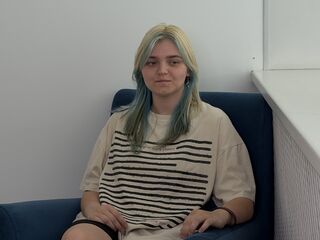 naked camgirl fingering pussy LauriMagnie