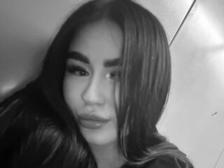 camgirl masturbating with dildo YevetteStreeper