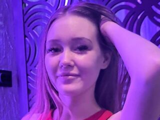 naked camgirl masturbating with vibrator AddieRunk