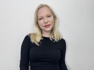 camgirl playing with sex toy BeatrixBrowning