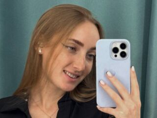 camgirl playing with vibrator ElizabethKitchen