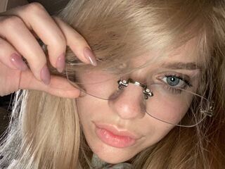 beautiful webcamgirl ElwynaCreason