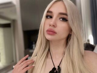 camgirl playing with vibrator HildaGeer