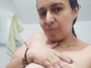 camgirl playing with dildo IbannaBely