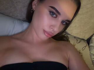 girl nude RhiannonJumper